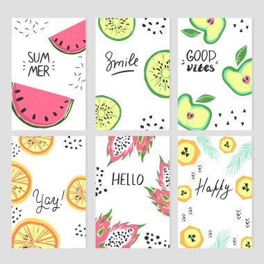 Doodle tarzı meyvelerle soyut kart şablonları seti