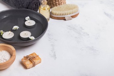 Farklı vücut ve cilt bakımı temel ve yüzen mumlar ile kase ile Spa hala hayat