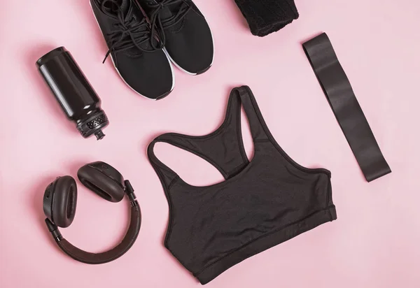 Schwarze Farbe Fitness-Accessoires auf rosa Hintergrund eingestellt. — Stockfoto
