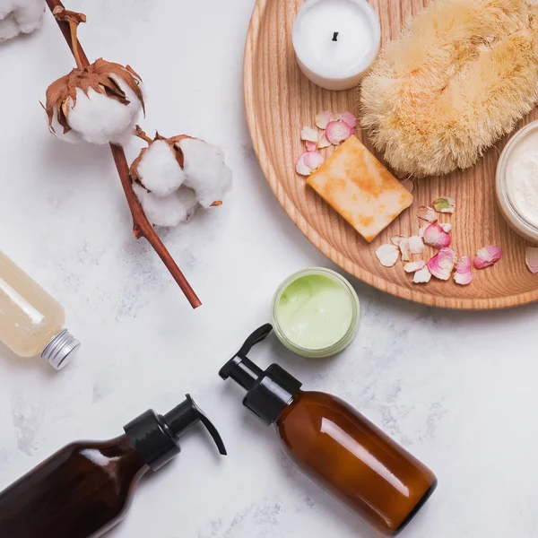 Natuurlijke cosmetica in kleine flesjes op de witte marmeren tafel — Stockfoto