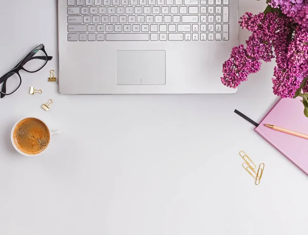 Local de trabalho feminino moderno com café e flores — Fotografia de Stock