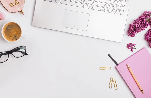 Moderno posto di lavoro femminile con caffè e fiori — Foto Stock