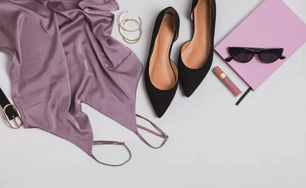 Elegantes accesorios femeninos aislados sobre fondo blanco . — Foto de Stock