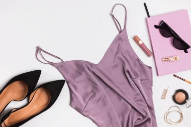 Beyaz arka planda izole şık kadınsı aksesuarlar.