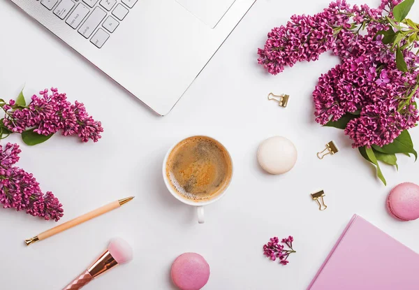 Moderno lugar de trabajo femenino con café y flores —  Fotos de Stock