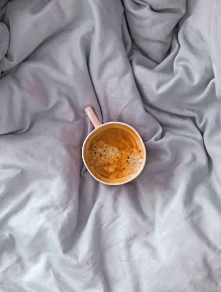 Kopp färskt svart kaffe på sängen med mjukt satin linne, — Stockfoto