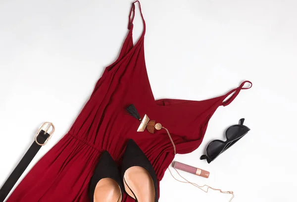 Elegante atuendo femenino de verano con vestido rojo, zapatos y gafas de sol , — Foto de Stock