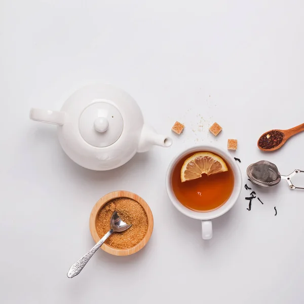 杯子, 茶壶和糖在白色背景, 顶视图 — 图库照片