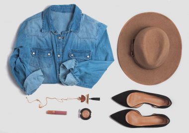 Denim gömlek, ayakkabı ve diğer aksesuarlarla yaratıcı kompozisyon