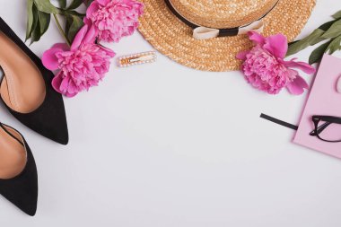 Hasır şapka, düz ayakkabı ve beaut ile yaratıcı yaz kompozisyonu