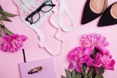 Kadın aksesuarları ve güzel pembe şakayık ile Yaratıcı kompozisyon