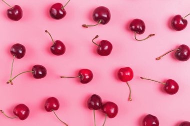 Pembe arka planda lezzetli olgun kırmızı kiraz.