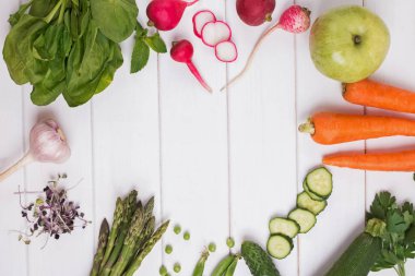 Beyaz ahşap arka plan üzerinde farklı sebze ve otlar ile Çerçeve.