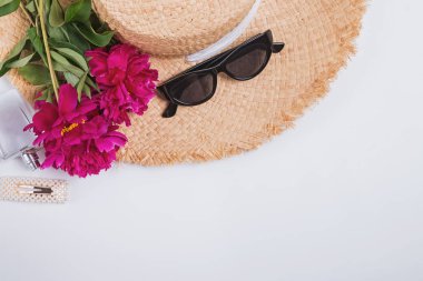 Büyük staw şapka ve güzel pembe şakayık.