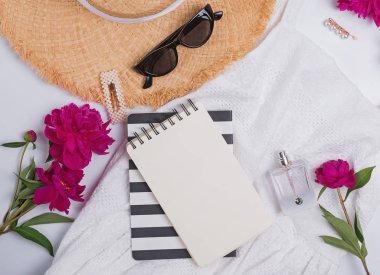 Yaratıcı yaz düz şakayık ve kadınsı aksesuarları, üst görünümü ile yatıyordu