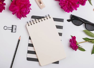 Yaratıcı yaz düz şakayık ve kadınsı aksesuarları, üst görünümü ile yatıyordu