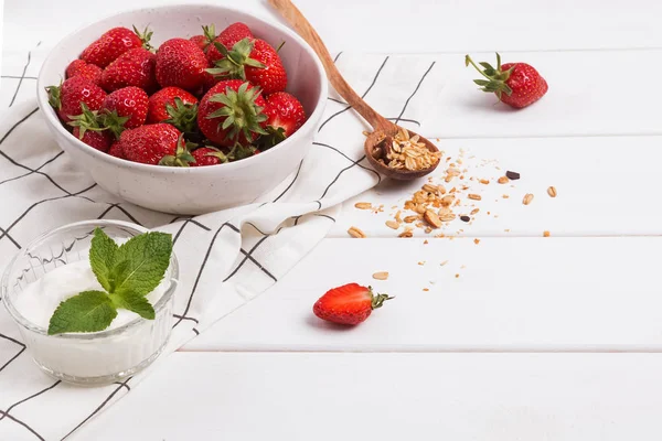 Fragole fresche e yogurt sul tavolo bianco primo piano — Foto Stock