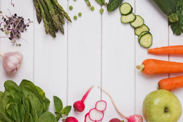 Frame met verschillende groenten en kruiden op de witte houten achtergrond. — Stockfoto