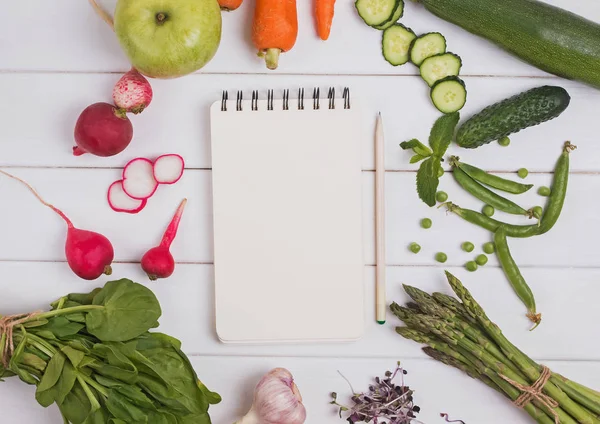 Mock-up de papel vazio no cener de diferentes vegetais e frutas, vista superior — Fotografia de Stock