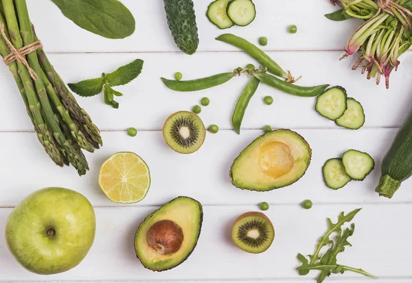 白い背景に異なる緑色の野菜や果物を持つ創造的な構成 — ストック写真