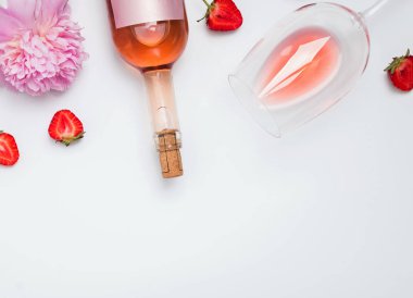 Yaratıcı yaz düz gül şarap, lezzetli çilek ve güzel şakayık ile yatıyordu