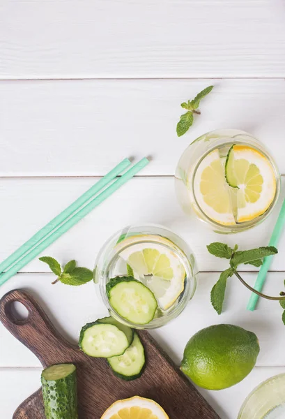 Agua infundida con menta, limón y pepino en la mesa de madera blanca — Foto de Stock