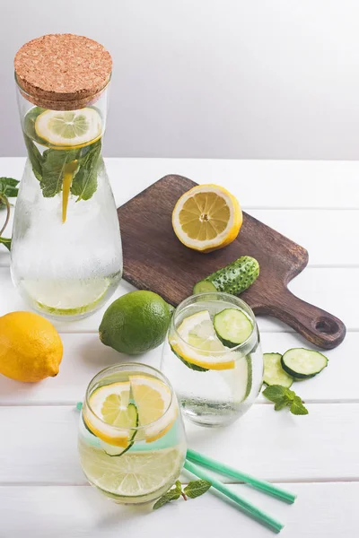 Agua infundida con menta, limón y pepino en la mesa de madera blanca —  Fotos de Stock