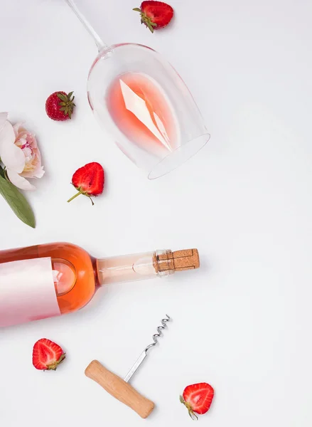Creative summer flat lay with rose wine, delicious strawberries and beautiful peonies — Stock Photo, Image