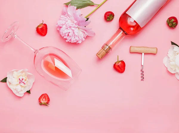 Kreative Komposition mit Rosenwein und leckeren Erdbeeren auf rosa Hintergrund — Stockfoto