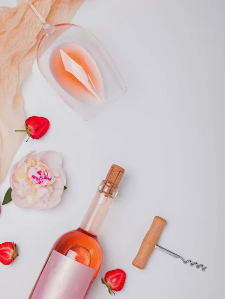 Creative summer flat lay with rose wine, delicious strawberries and beautiful peonies — Stock Photo, Image