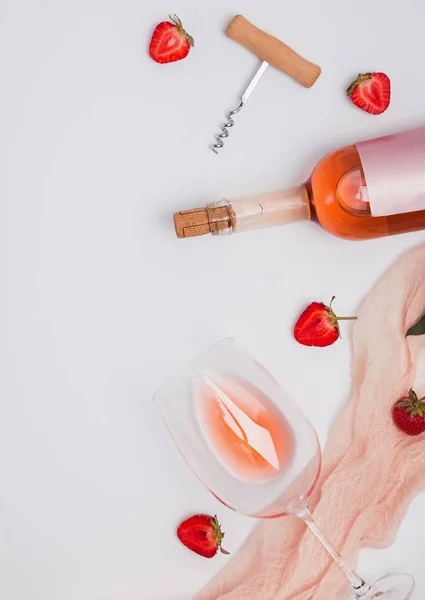 Composição criativa com vinho rosa e morangos — Fotografia de Stock