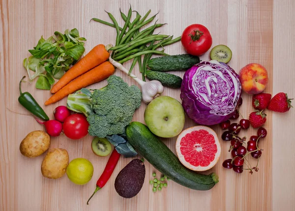 Différents légumes et fruits sur la table en bois — Photo