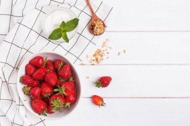 Lezzetli taze çilek, yoğurt ve granola kaşık.