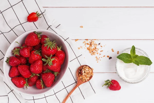 Deliziose fragole fresche, yogurt e muesli nel cucchiaio . — Foto Stock