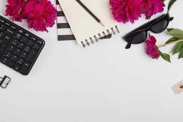 Creative frame gyönyörű női kiegészítők, irodai kellékek és rózsaszín pünkösdi rózsa — Stock Fotó