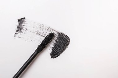 Siyah maskara kozmetik inme beyaz arka plan izole