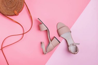 Pembe arka planda izole edilmiş şık yaz aksesuarları.