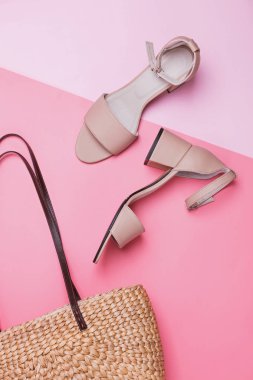 Pembe arka planda izole edilmiş şık yaz aksesuarları.