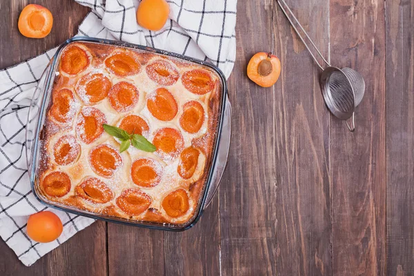 Delicioso cke casero con albaricoques y requesón en el fondo de madera — Foto de Stock