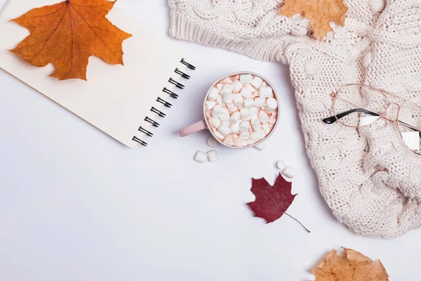 Composición otoñal creativa con suéter de punto cálido, hojas de illow y cacao con marshmllows —  Fotos de Stock