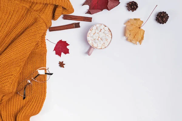 Composição de outono criativo com camisola de malha quente, folhas de algodão e cacau com marshmllows — Fotografia de Stock