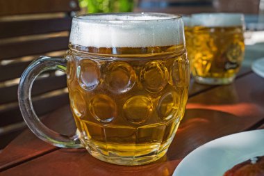 Bir sokak kafeinde hafif bira bira ile Geleneksel bira kupa