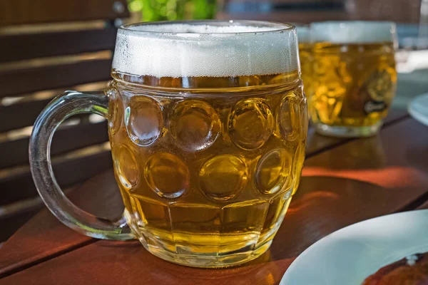 Tradycyjny kubek piwa z lekkim piwo lager w Caffee ulicy — Zdjęcie stockowe