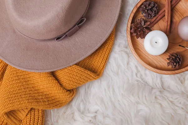 Kreatív őszi kompozíció kalapot, sárga pulóvert és gyertyákat — Stock Fotó