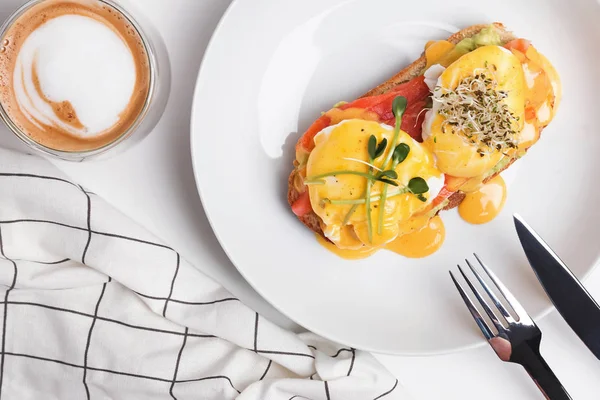 Haşlanmış yumurta ve füme somon ile tost hollandaise sos ile lezzetli kahvaltı — Stok fotoğraf