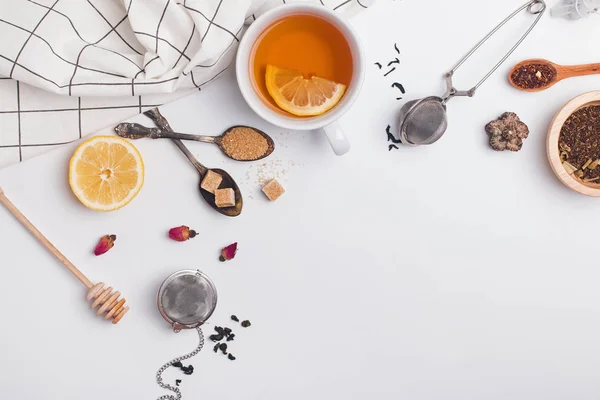 Kreative Komposition mit verschiedenen Teesorten, Zucker, Zitrone und anderem Zubehör zur Teezubereitung — Stockfoto