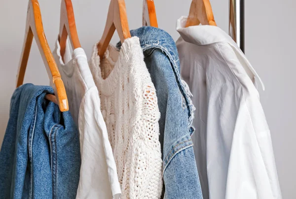 Жінка мінімалістичний гардероб в білому і джинсовому — стокове фото