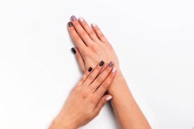 Womas eller beyaz arka planda izole, güzel manikür gösteren