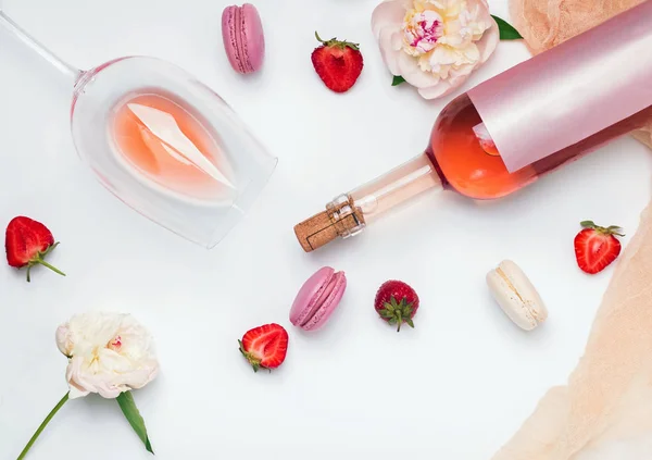 Creative summer flat lay with rose wine, delicious strawberries and beautiful peonies — Stock Photo, Image