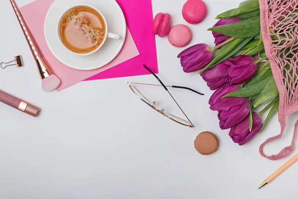 Stylový dámský pracovišti pohled shora, jaro koncept s fialové tulipány — Stock fotografie